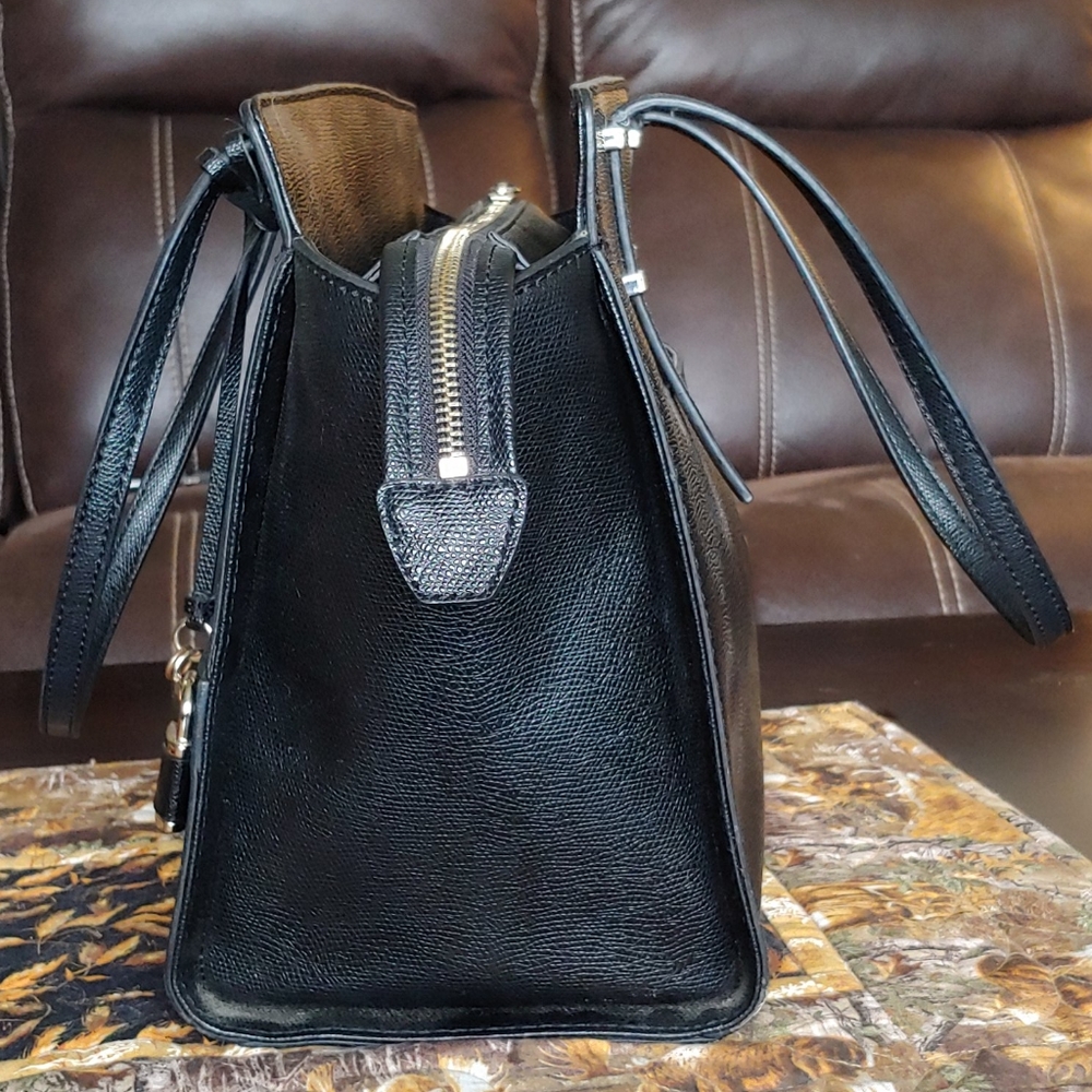 Guess Purse - Picture 2 of 8